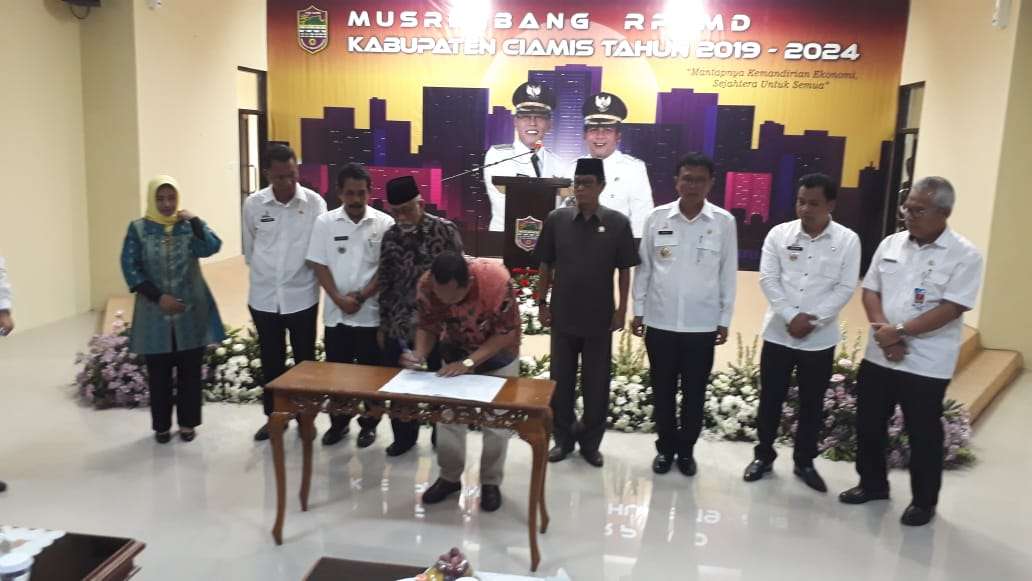 Penandatangan MoU oleh Ketua LPPM Universitas Galuh Ir. Sudrajat, SP.,MP. pada acara Musrenbang Kabu