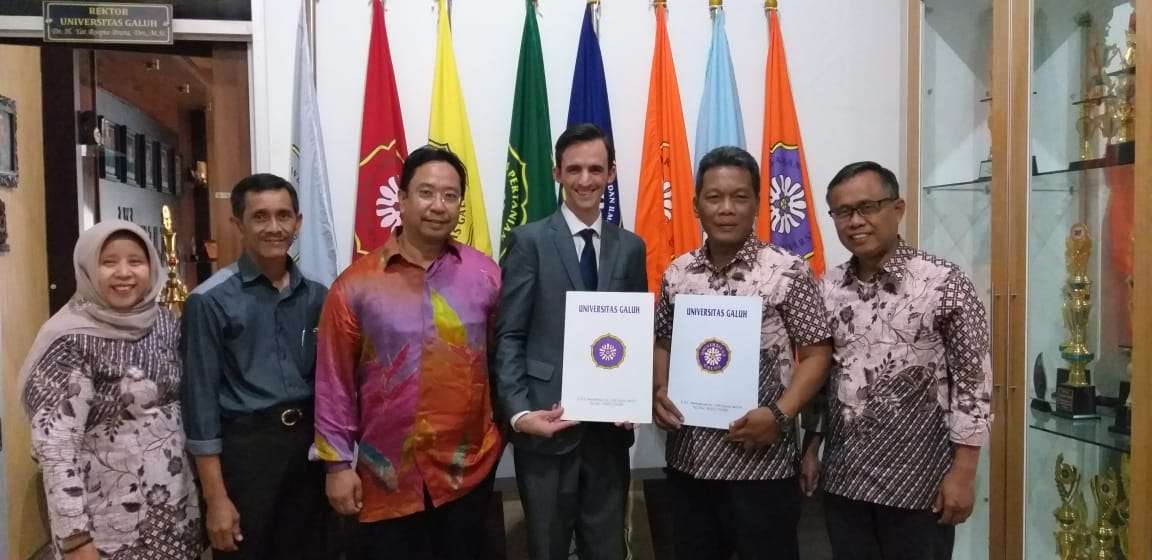 Penanda tanganan MoU online Learning (LMS) Universitas Galuh dengan Rosetta Stone Inc.