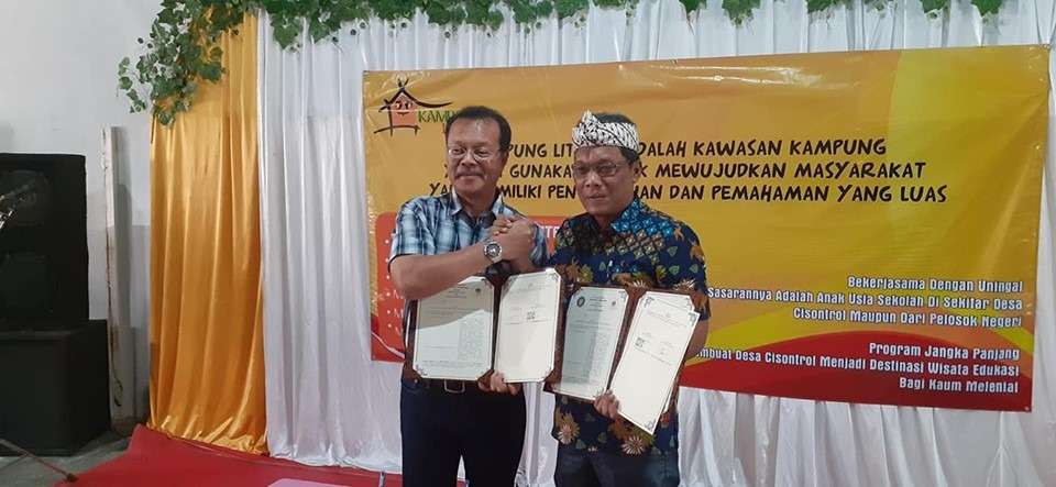 Penanda Tanganan MoU antara Universitas Galuh dengan Yayasan Purwadaksina untuk mengembangkan kampung literasi bahasa, teknologi dan budaya sebagai inisiasi desa wisata di desa Cisontrol, Kecamatan Rancah, Kabupaten Ciamis.