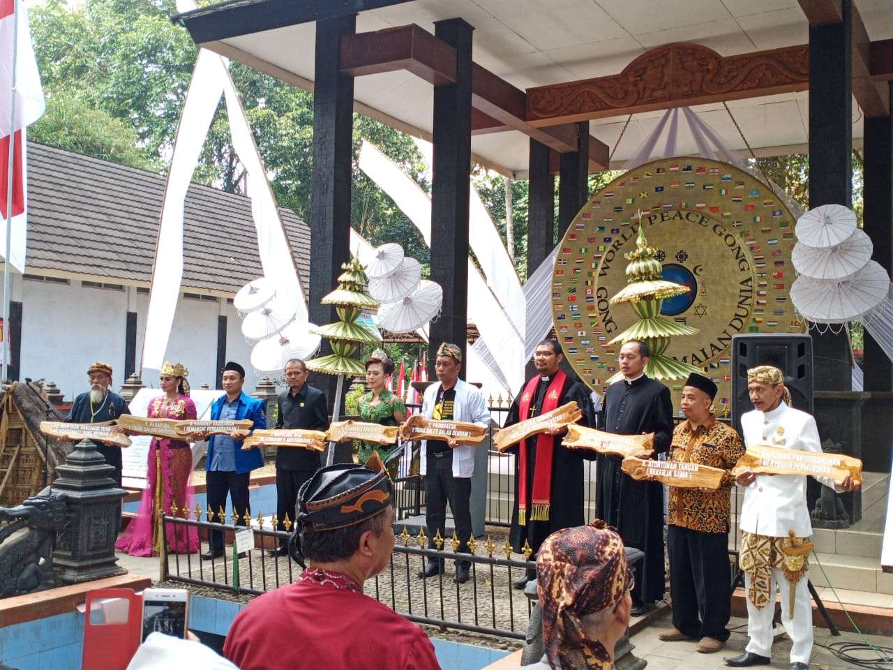 Rektor Universitas Galuh Dr. H. Yat Rospia Brata, Drs., M.Si. pada Acara Deklarasi Gong Perdamaian Dunia