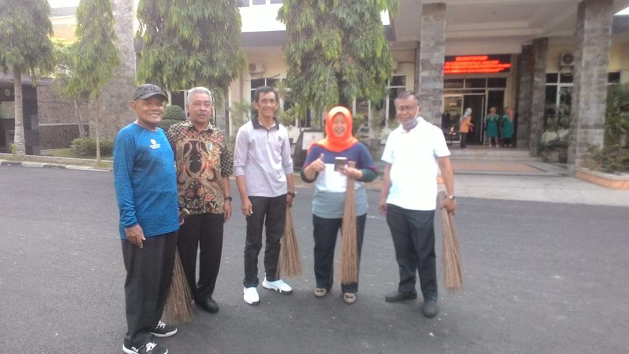 Kegiatan Jumat bersih (Jumsih) Program kepedulian sivitas akademika Universitas Galuh dalam rangka kenyamanan lingkungan kerja