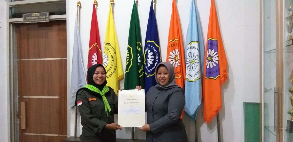 Penyerahan Piagam Penghargaan Gubernur Jawa Barat kepada UKM GAMAPALA Universitas Galuh sebagai Juara 2 Lomba Wana Lestari Juara Kategori Kelompok Tani Pencinta Alam (KPA) Tingkat Propinsi Jawa Barat