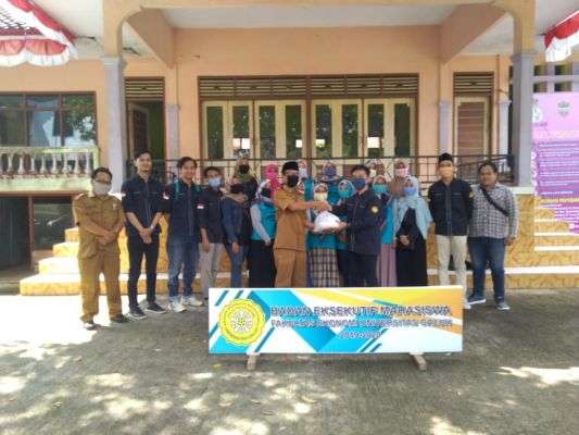 BEM FE Unigal Bagi-bagi Paket Sembako