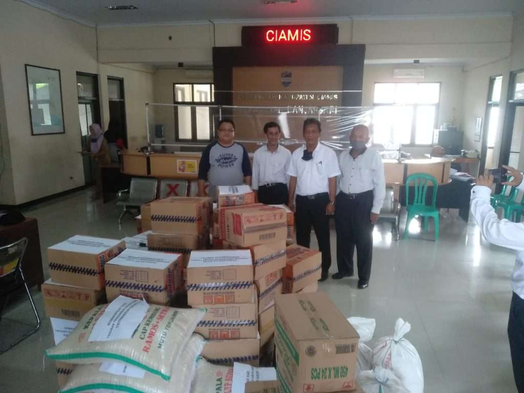 Unigal Berikan Bantuan Untuk Masyarakat Terdampak Bencana Alam Banjarsari Ciamis