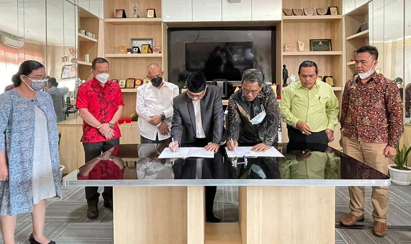 Penandatanganan MoU dan MoA antara Univ.Galuh dengan Universitas Balikpapan dalam penelitian dan pengabdian dan pertukaran mahasiswa untuk mendukung program.MBKM